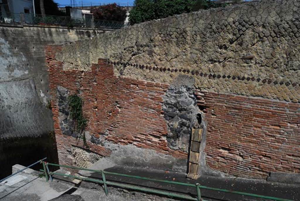 II.1, Herculaneum, June 2008. Looking west towards exterior wall above vaulted ramp leading to lower level/beachfront.
Photo courtesy of Nicolas Monteix.